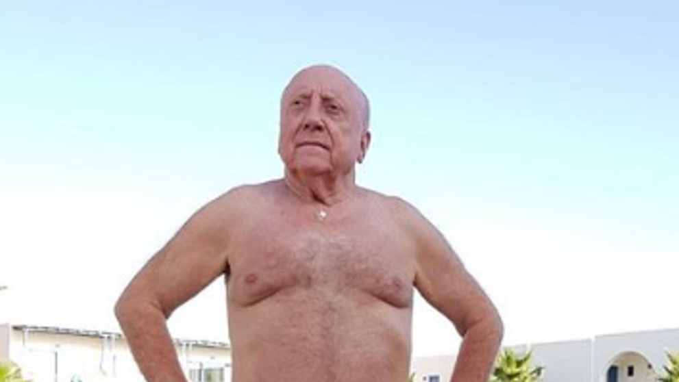 Felix Slováček sa pochlapil. V 75 rokoch pózuje v slipových plavkách