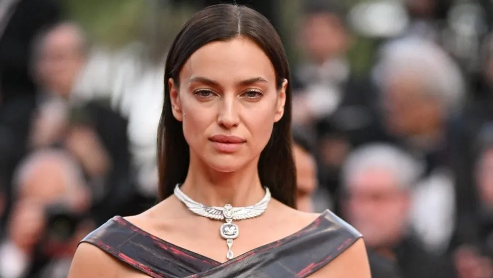 Irina Shayk takmer nahá na červenom koberci: V Cannes ukázala vysekané bruško