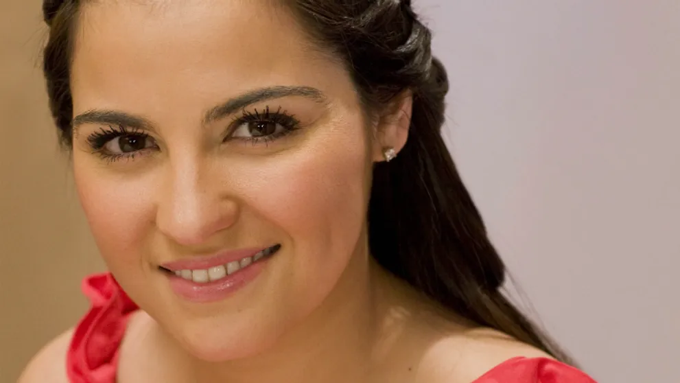 Nespútaný anjel Maite Perroni opäť dráždi: Iba v plavkách na titulke magazínu!