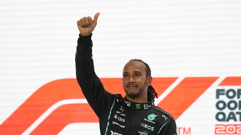 Hamilton zvíťazil v Katare a dotiahol sa na Verstappena