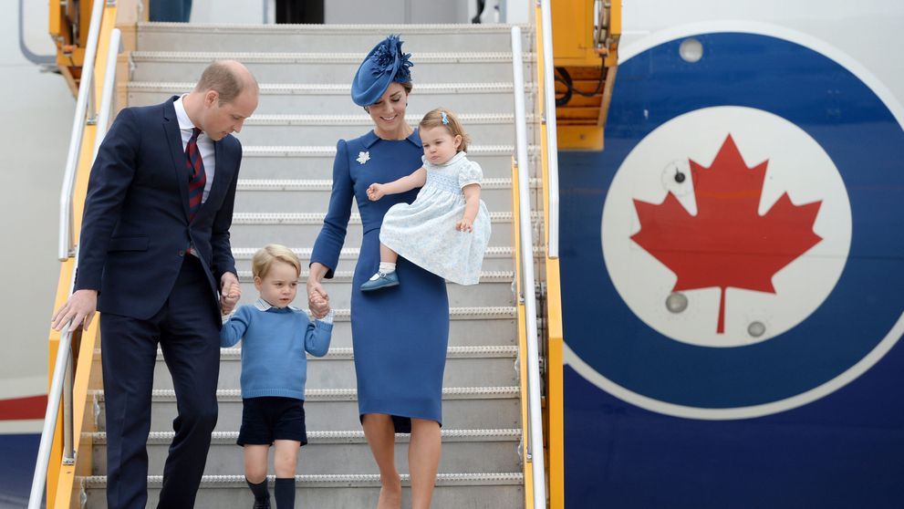 Princ George so sestričkou Charlotte prvýkrát v Kanade. Privítal ich premiér