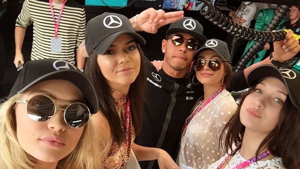 Hamilton vymenil Scherzinger za o 17 rokov mladšiu! Dobre ju poznáte