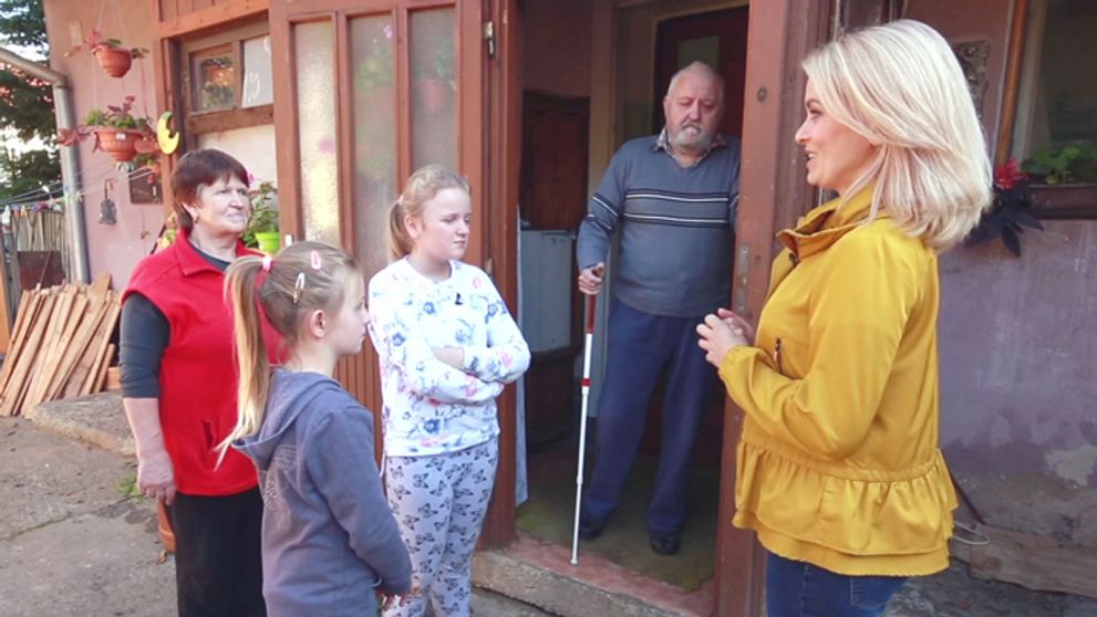 Matka ich opustila: O dievčatá sa musí starať nevidiaci dedko a utrápená babička