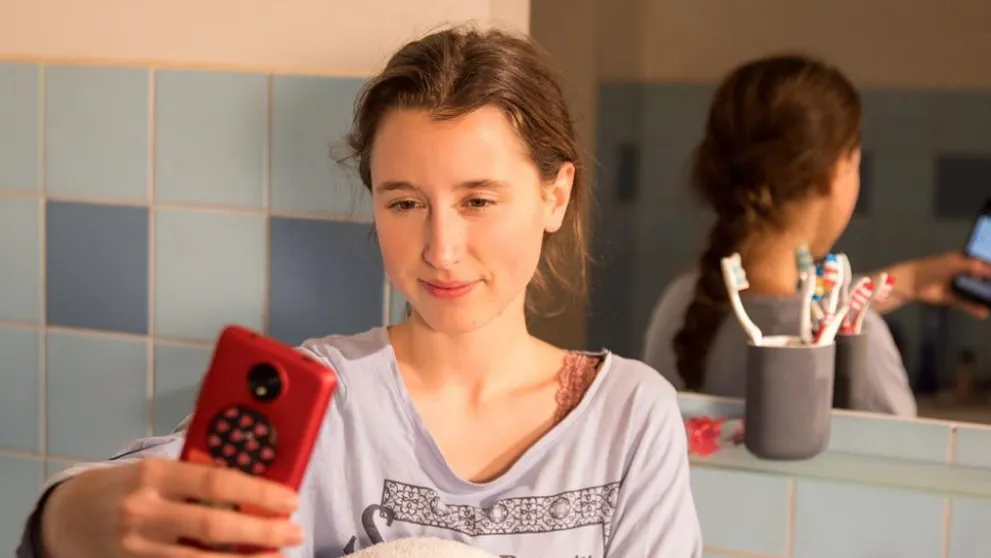 Viete, s kým si píšu vaše deti? Dokument V sieti odhaľuje šokujúcu pravdu
