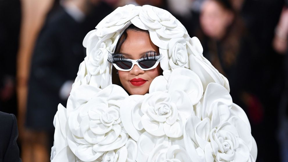 Oplatilo sa počkať! Rihanna prišla na Met Gala hodinu po uzatvorení červeného koberca