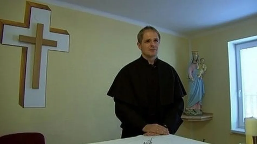 Porušil celibát!