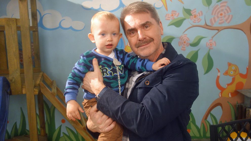 Najmenšia seriálová hviezda má problém! Ovplyvní to výrobou kultového sitkomu?