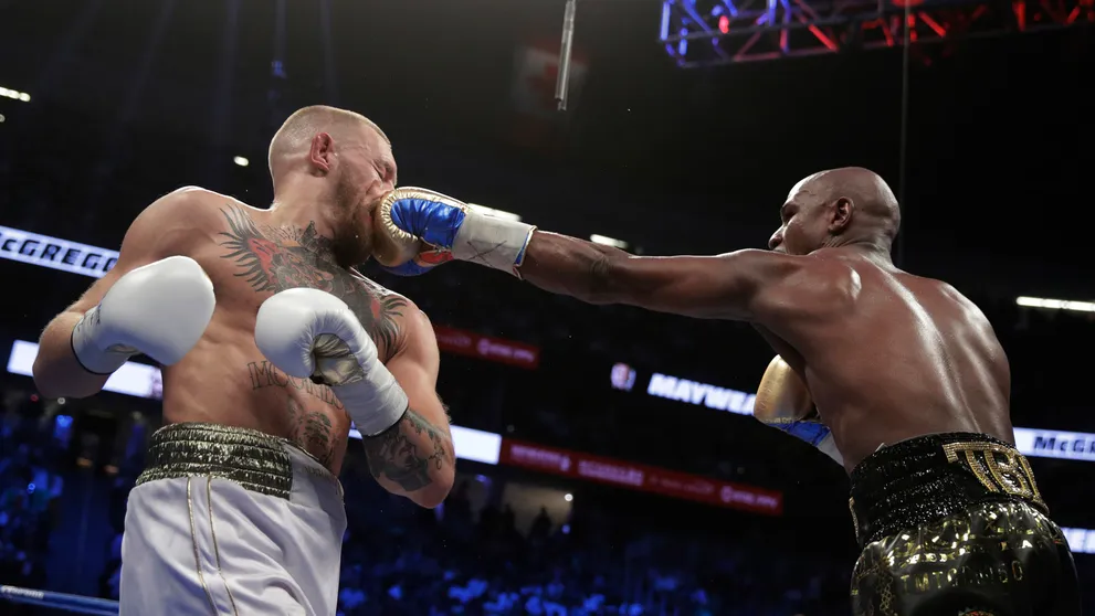 VIDEO: Mayweather dal dole McGregora. Pozrite si 10. kolo, v ktorom ho zmlátil ako žito