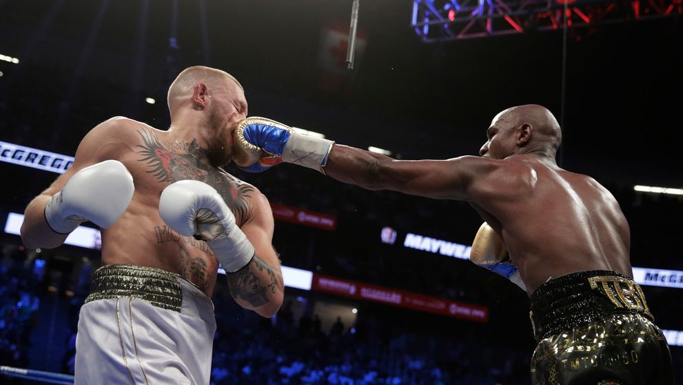 VIDEO: Mayweather dal dole McGregora. Pozrite si 10. kolo, v ktorom ho zmlátil ako žito