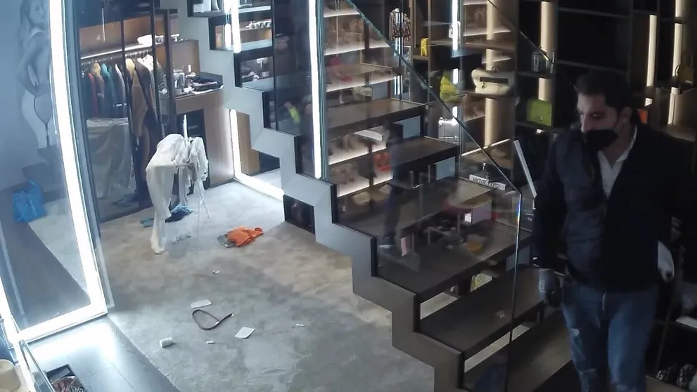 VIDEO: Polícia zverejnila zábery vlámania do bytu D. Cibulkovej. Spoznávate zlodejov?