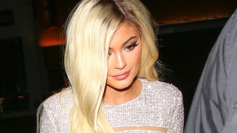 Koľko by ste jej tipovali rokov? Z Kylie Jenner je blondína