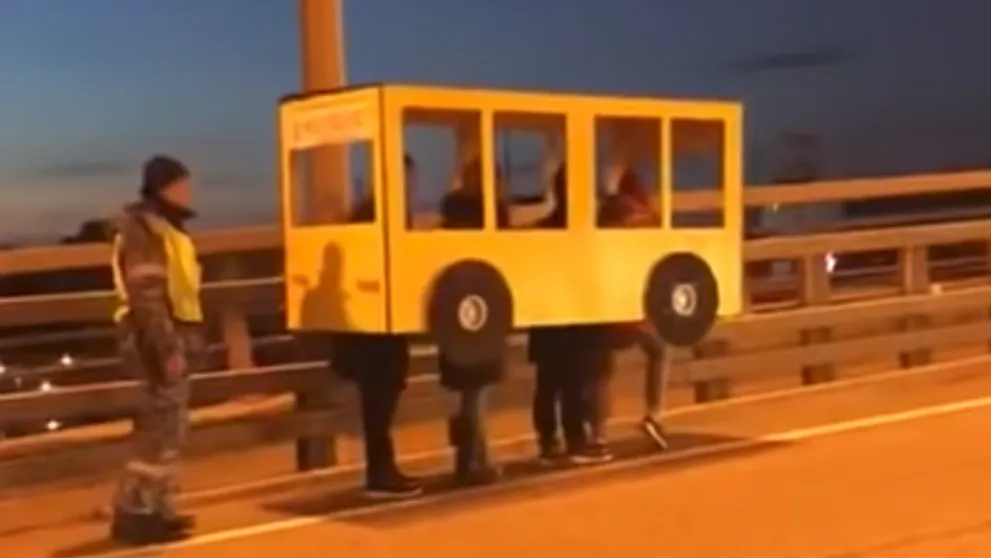 Protest, ktorý sa stal hitom na internete: Rusi sa prezliekli za autobus