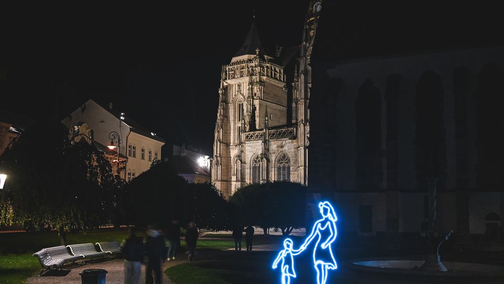 Režírovať fontánu, dotknúť sa svetelného vodopádu, navštíviť drevený kostolík