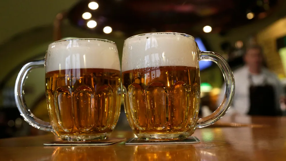 Pivo, dve deci vína alebo poldeci destilátu. Viete, čo obsahuje viac alkoholu?