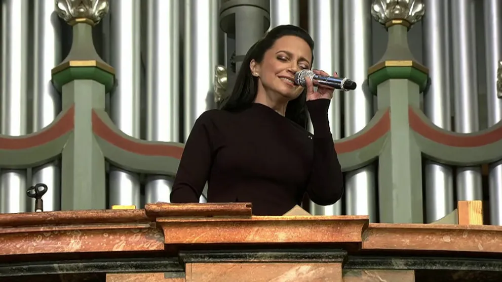 Lucie Bílá zaspievala Karlovi Gottovi do neba. Katedrálou sa rozľahlo Ave Maria