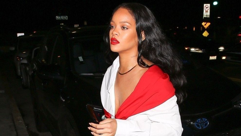 Rihanna si z kíl navyše ťažkú hlavu nerobí. Minisukní sa nevzdáva