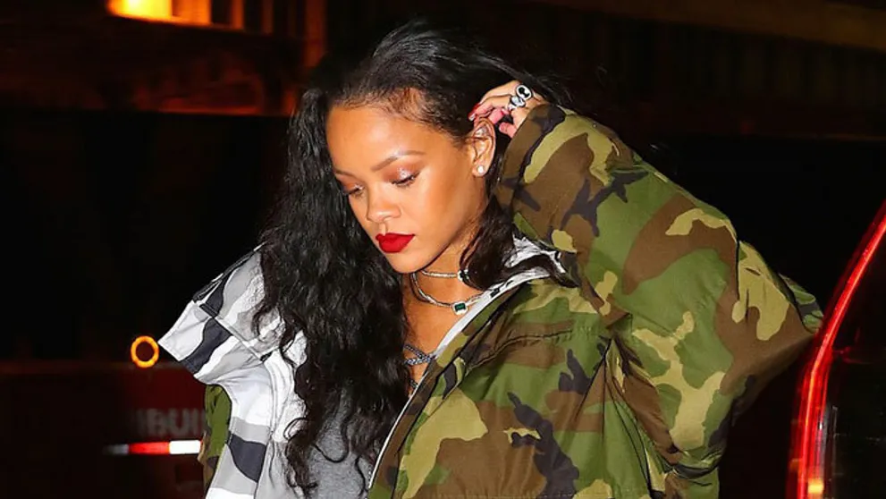 Z tmavovlásky lesná víla. Rihanna ukázala zelené vlasy