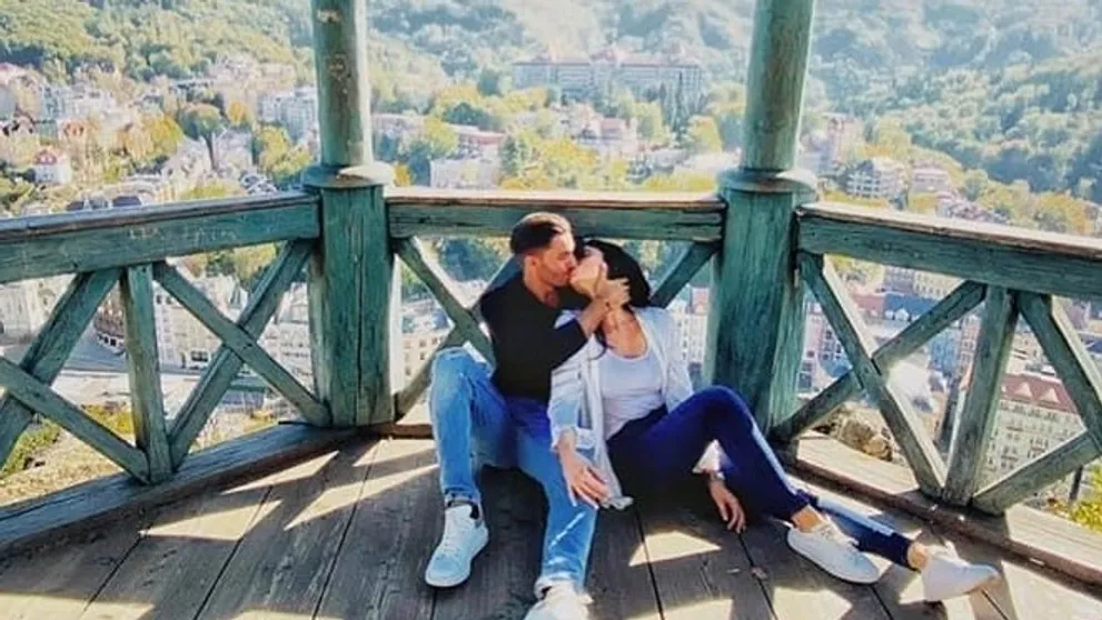 Tri týždne po vypadnutí z Love Islandu. Kontroverzný Petr sa oženil!
