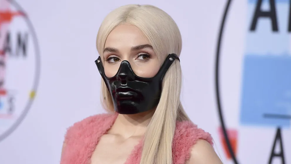 AMAs 2018: Toto má byť čo?! Speváčka v maske pripomínala psa s náhubkom