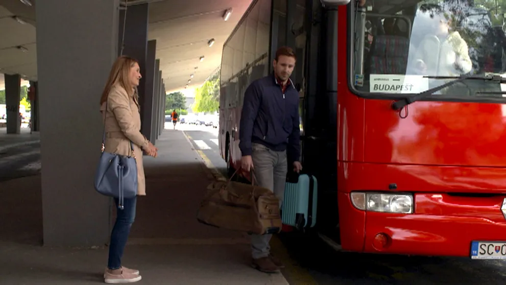 Nečakaný krok. Tomáš s Julkou balia kufre a opúšťajú mesto