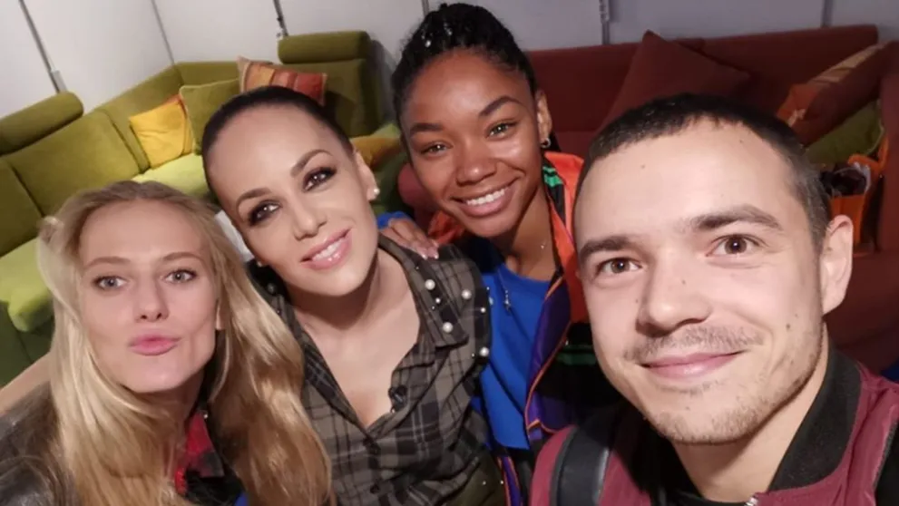 Topmodelka radikálne mení imidž! Z éterickej blondínky je prísna čiernovláska