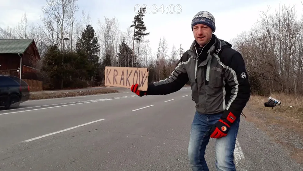 Stano stopuje do Krakova. Keď to uvidíte, neudržíte smiech!