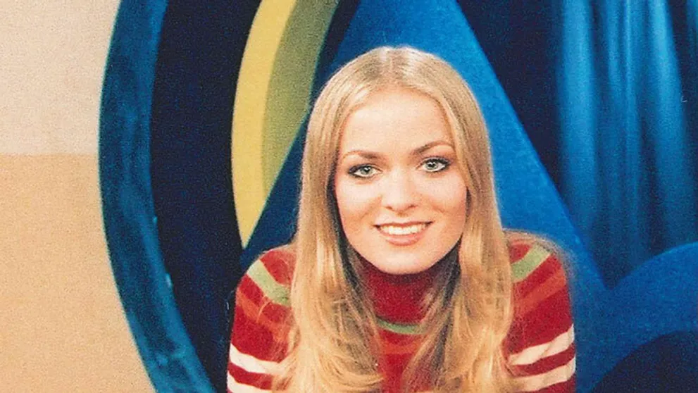 Spoznávate túto atraktívnu blondínku?