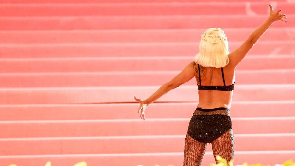 Stará dobrá Lady Gaga je späť. Vyzliekla sa pred davom ľudí