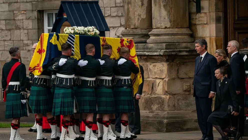 Rakva s pozostatkami kráľovnej Alžbety II. už je v Edinburghu