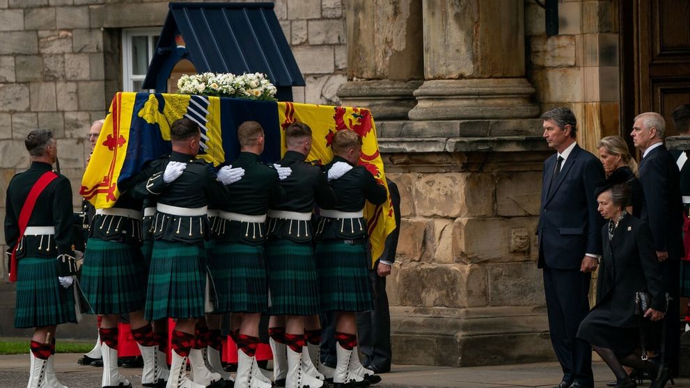 Rakva s pozostatkami kráľovnej Alžbety II. už je v Edinburghu