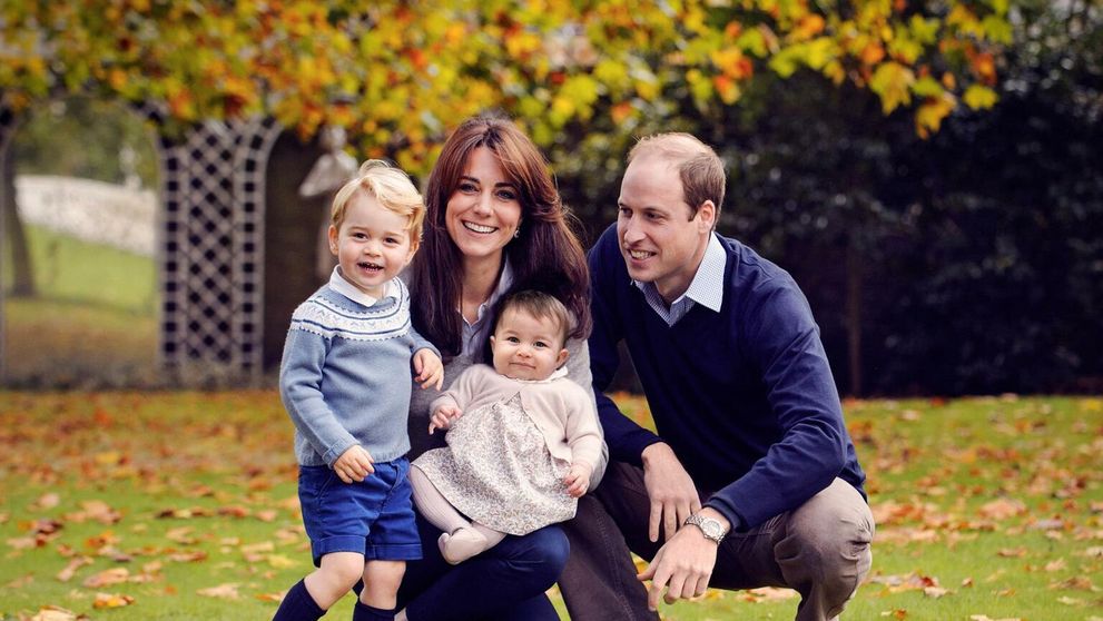 Kate s Williamom prajú pekné sviatky. Zverejnili najnovšiu snímku rodiny