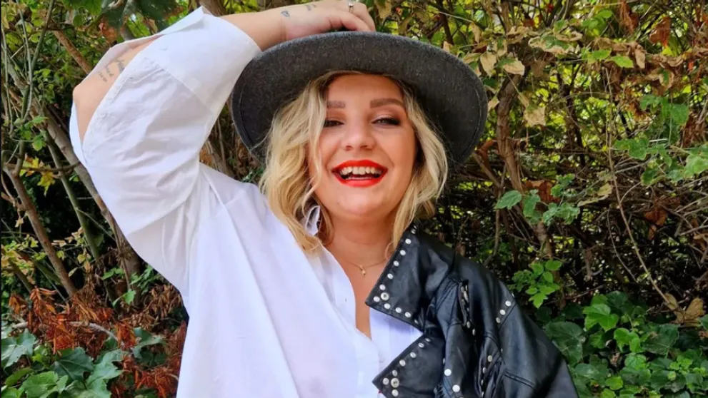 Simona Salátová v spodnej bielizni. Ukazuje, že krása je bezhraničná