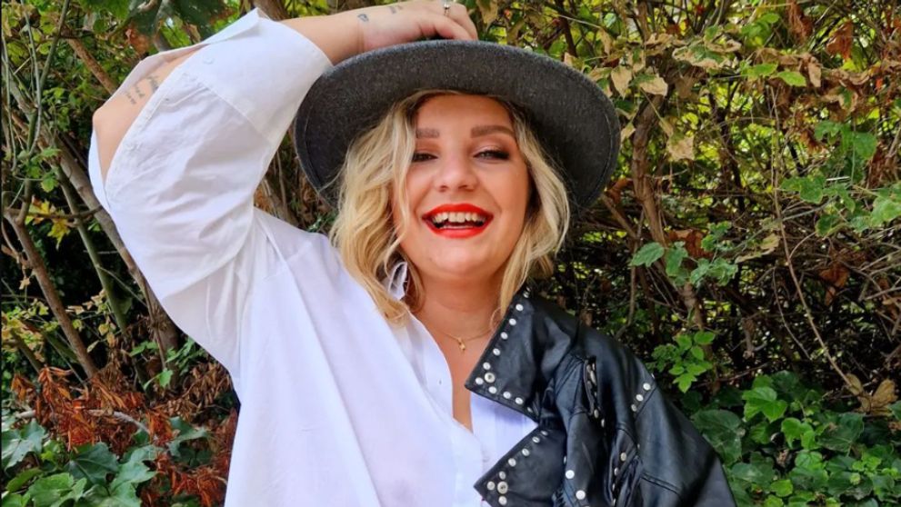 Simona Salátová v spodnej bielizni. Ukazuje, že krása je bezhraničná
