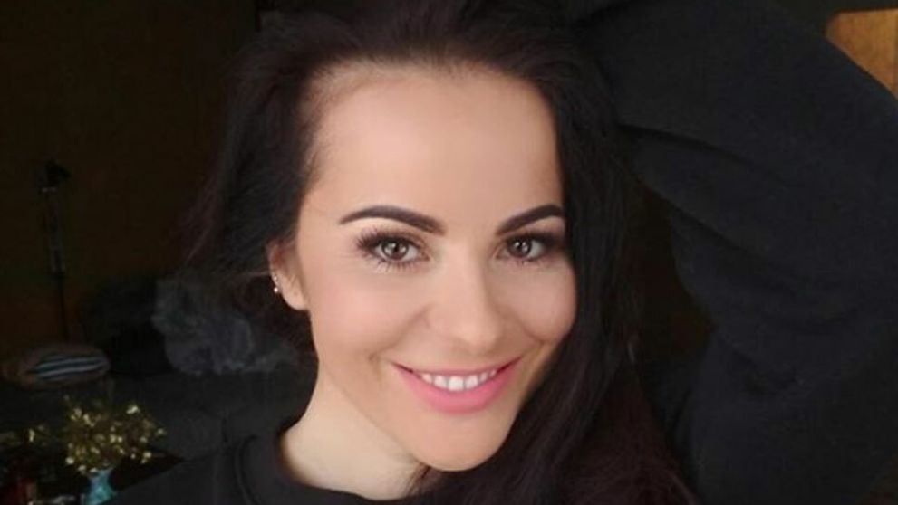Katka Knechtová nahá vo vani. Intímne partie jej zakrývali iba kvety