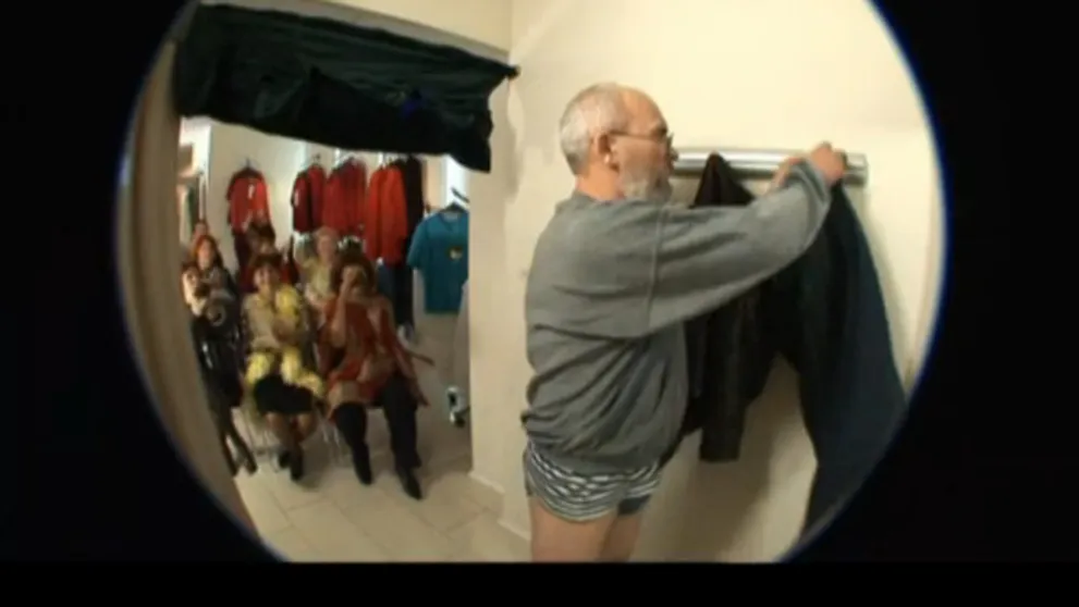 Nože tam hoď nejakú pózu, fešák! Opona sa dvíha!
