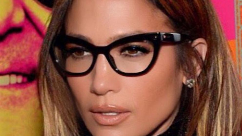 Jennifer Lopez v okuliaroch. Takúto sexy učiteľku by ste určite brali