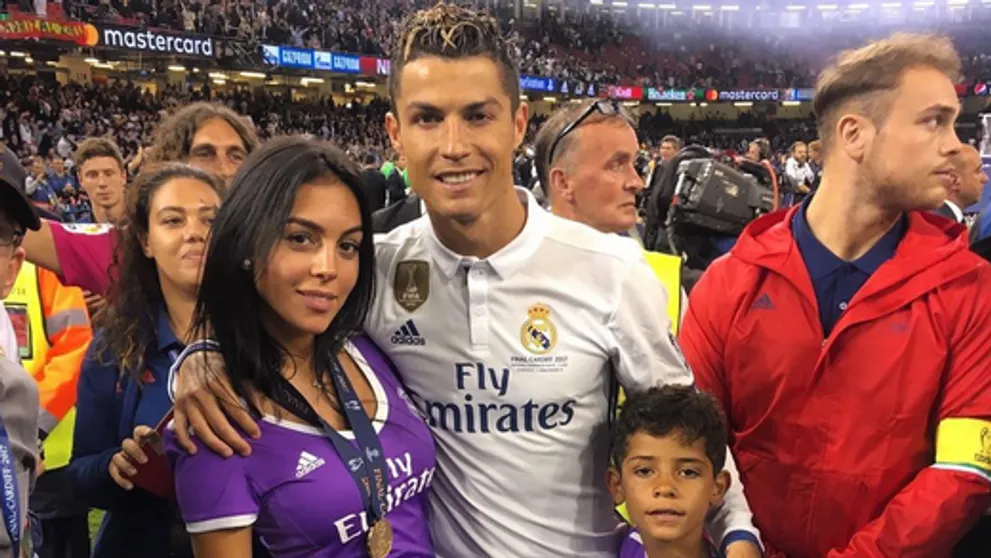 Cristiano Ronaldo trojnásobným otcom: Náhradná matka mu porodila dvojčatá!