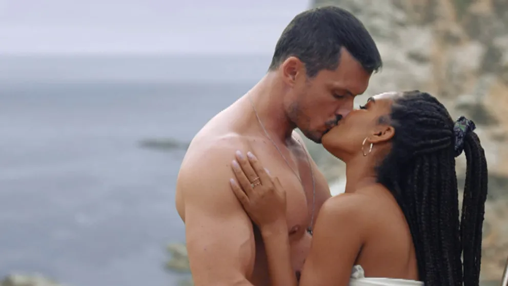 Adam zdrhol do cudziny. Užíva si s exotickou kráskou