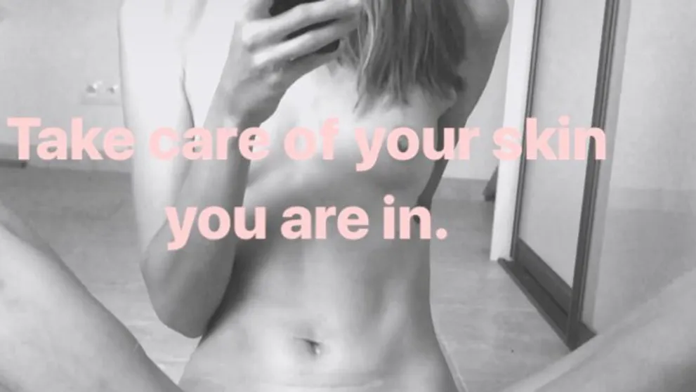 FOTO! Slovenská modelka sa s tým nebabre. Holá roztiahla nohy o zrkadlo