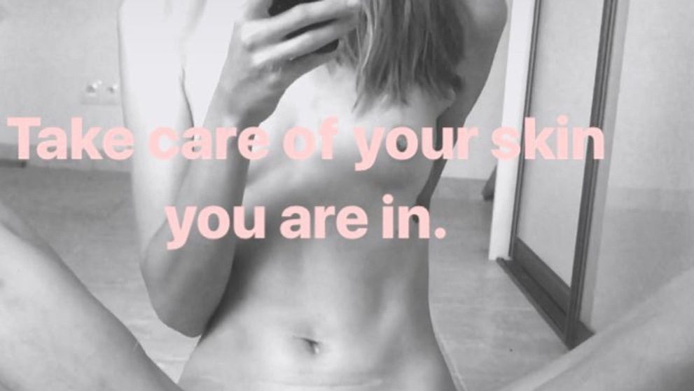 FOTO! Slovenská modelka sa s tým nebabre. Holá roztiahla nohy o zrkadlo