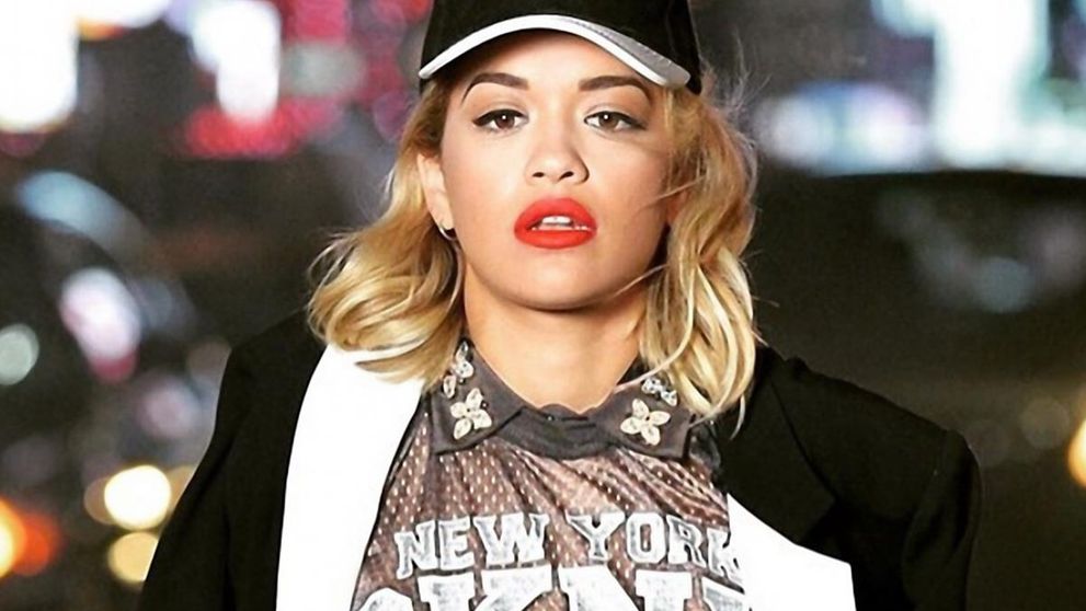 Rita Ora v kampani a presvitajúcom tričku. To sú dokonalé prsia!
