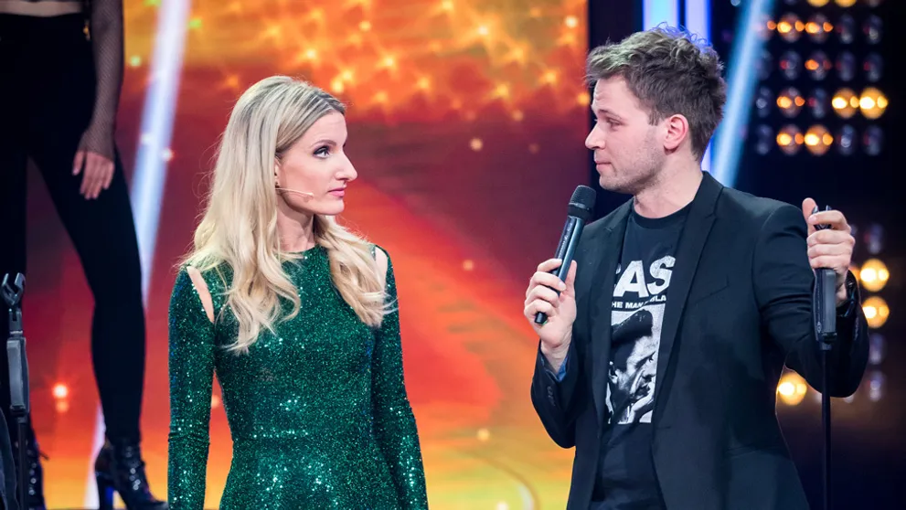 Flirty pred kamerami? Tomáš Bezdeda sa v blízkosti Adely Vinczeovej neudržal