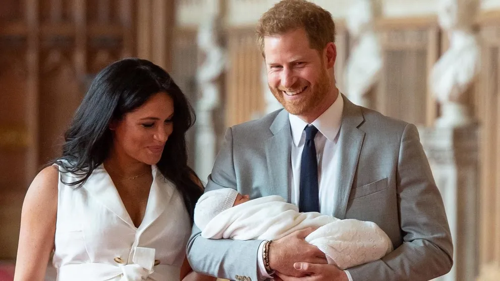 Naozaj on?! Vraj odhalili muža, ktorý mal rasistické poznámky na deti Meghan a Harryho