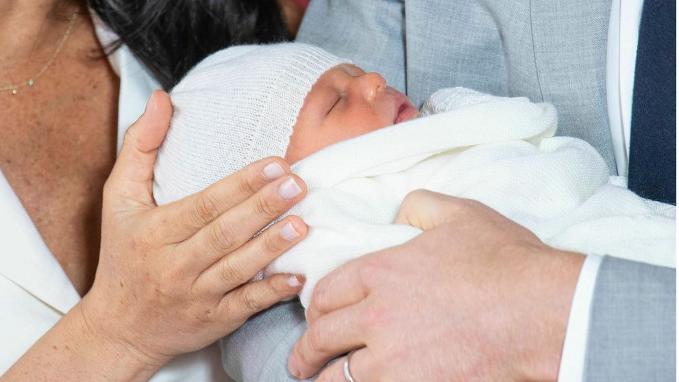 Kráľovská rodina pokrstila malého Archieho, na rodinnej fotke chýba najdôležitejšia osoba