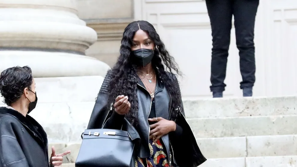 Prvýkrát s dcérkou v uliciach: Naomi Campbell zachytili paparazzi s kočíkom