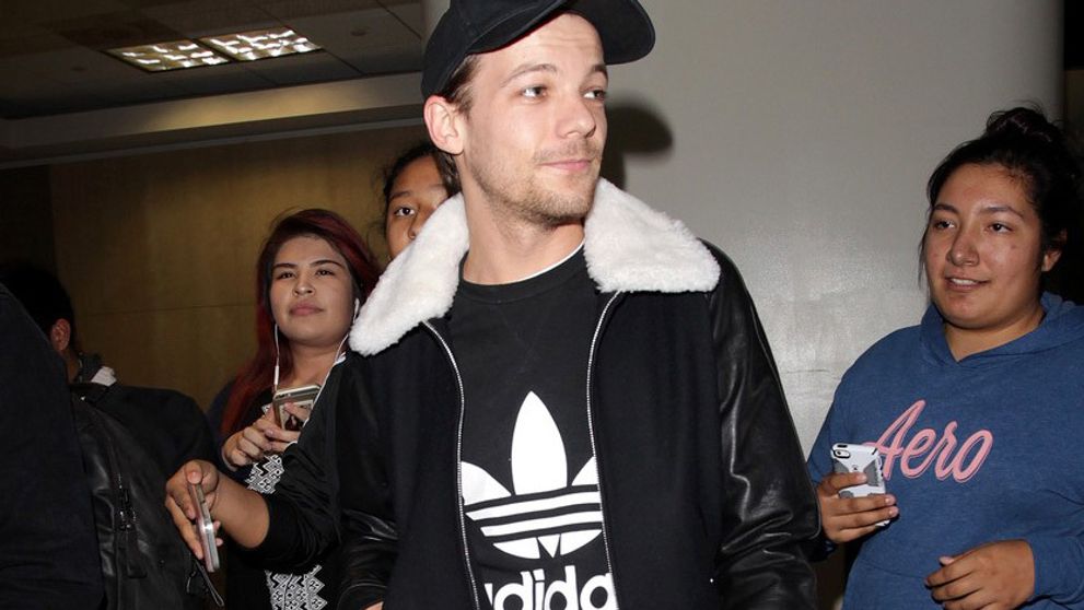 Dráma pred kamerami. Rozzúrený spevák z One Direction napadol fanúšičku