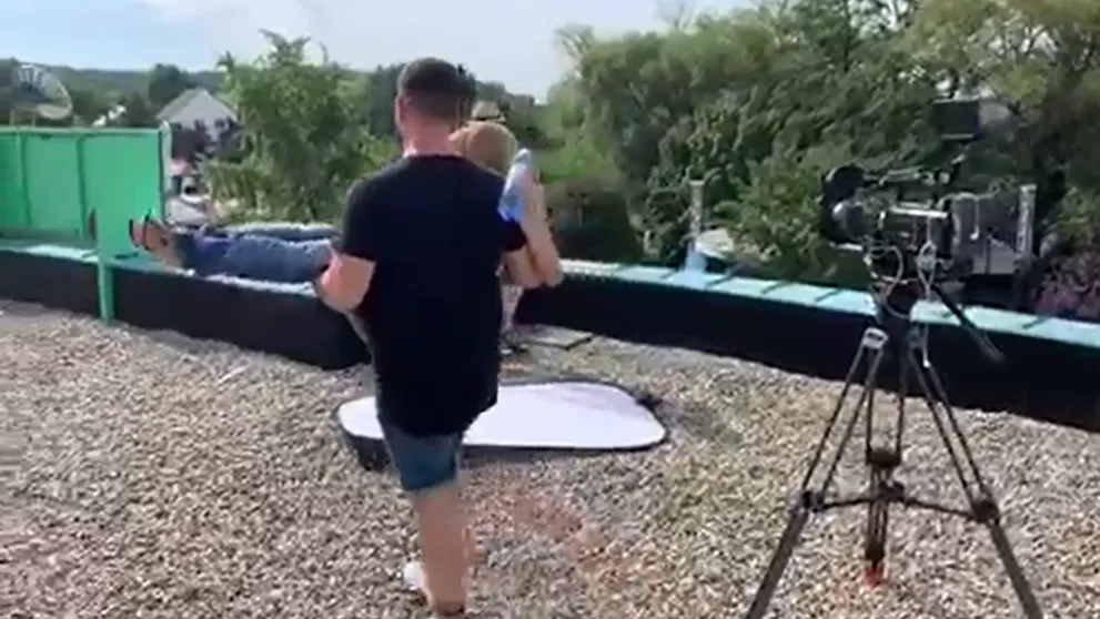 Paparazzi zábery: Erika Judínyová v náručí cudzieho muža
