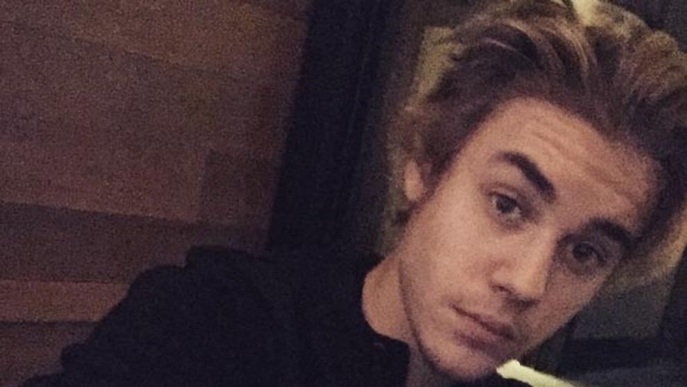Justin Bieber sa dal konečne ostrihať. Pristane mu to!