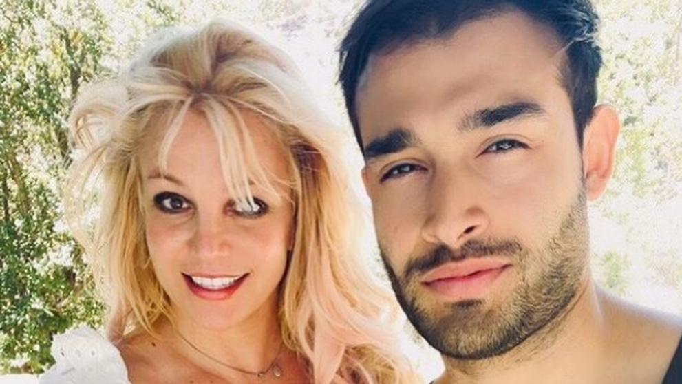 Britney je zasnúbená! A prsteň? Neprehliadnuteľný