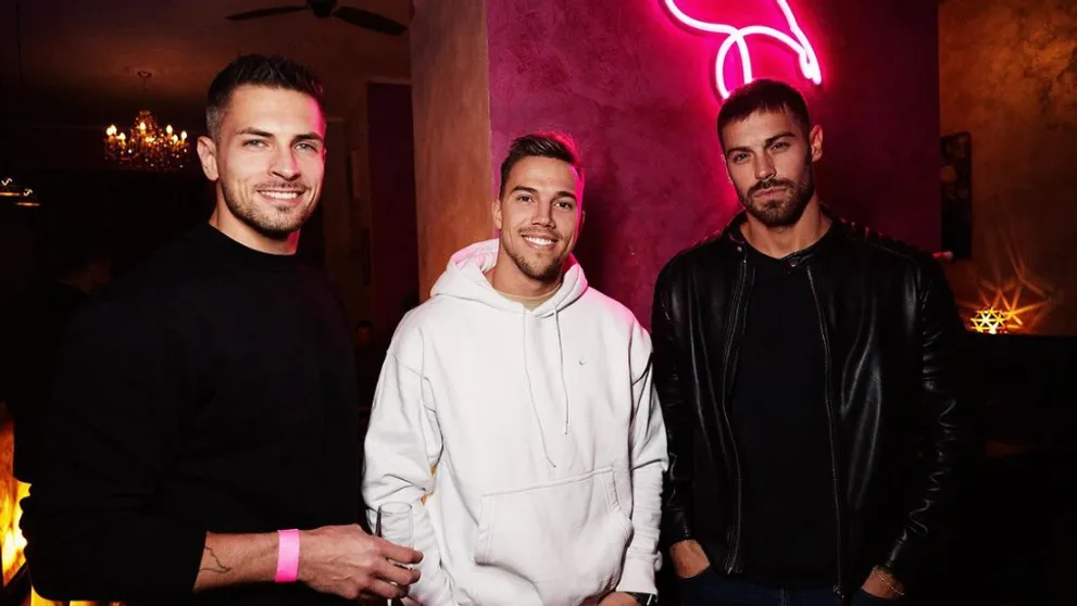 Podľahol blondínke. Potetovaný svalovec z reality šou už nie je sám